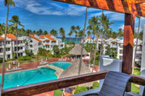 Exquisite Ocean and pool view Apartment next to the beach